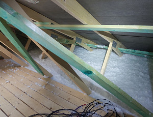 Zateplení stropu dřevostavby pomocí foukané izolace